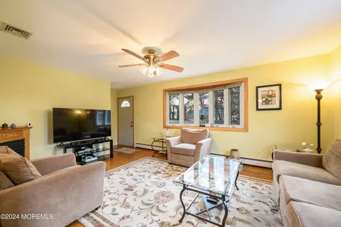 Living - 72 Washington Ave, Leonardo, NJ 07737 photo 2 of 5