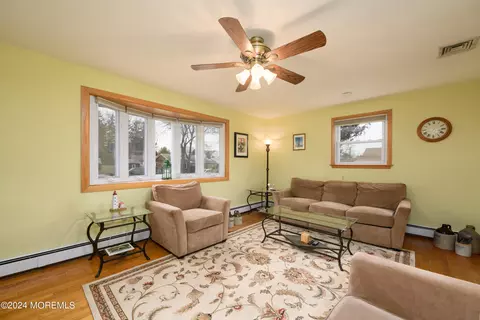 Living - 72 Washington Ave, Leonardo, NJ 07737 photo 3 of 5