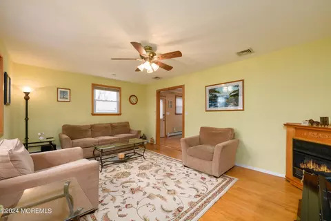 Living - 72 Washington Ave, Leonardo, NJ 07737 photo 1 of 5