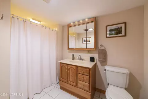 Bath - 72 Washington Ave, Leonardo, NJ 07737 photo 3 of 3