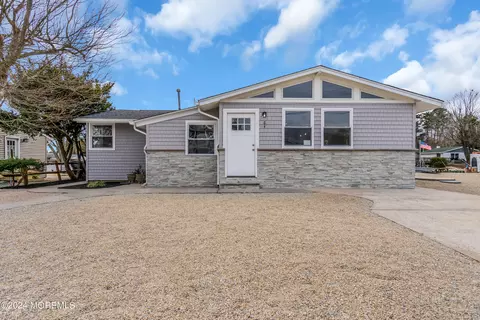 64 Fairway Dr, Tuckerton, NJ 08087
