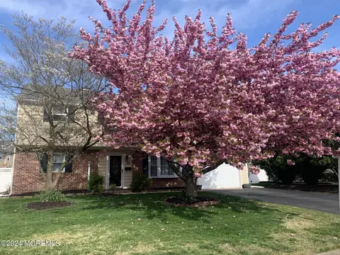 31 Peachtree Rd, Oakhurst, NJ 07755