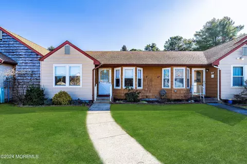 11 Amesbury Rd # B, Whiting, NJ 08759