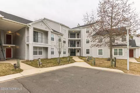 817 Waters Edge Dr, Toms River, NJ 08753
