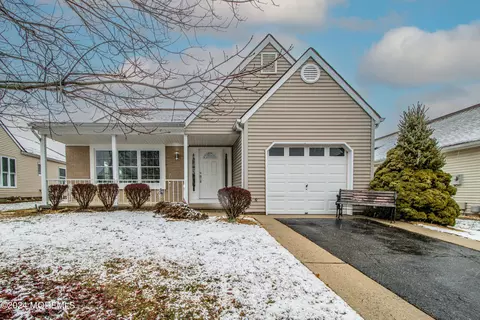 7 Kendal Dr, Toms River, NJ 08757