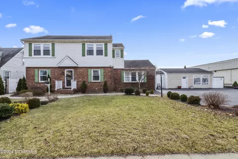 24 Lorraine Pl, North Middletown, NJ 07748