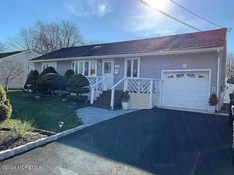 34 Coral Dr, Hazlet, NJ 07730