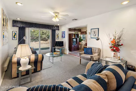 Living - 18 Phillips Rd, Brick, NJ 08724 photo 3 of 6