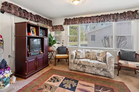 Living - 18 Phillips Rd, Brick, NJ 08724 photo 4 of 6