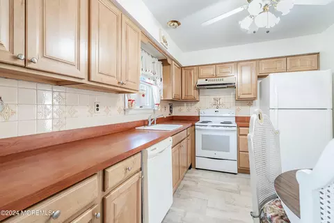 Kitchen - 18 Phillips Rd, Brick, NJ 08724 photo 1 of 2