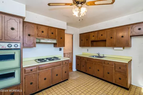 Kitchen - 285 Timberline Pl, Brick, NJ 08723 photo 2 of 3