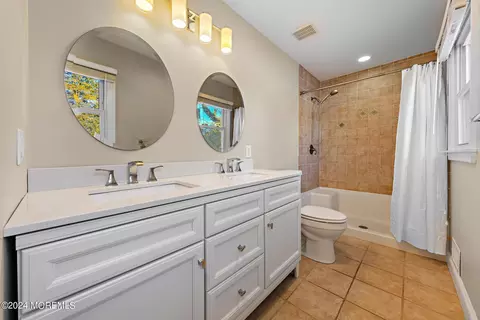 Bath - 15 Oakes Rd, Rumson, NJ 07760 photo 2 of 6