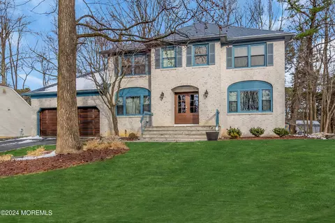 4 Cambridge Ct, Manalapan, NJ 07726