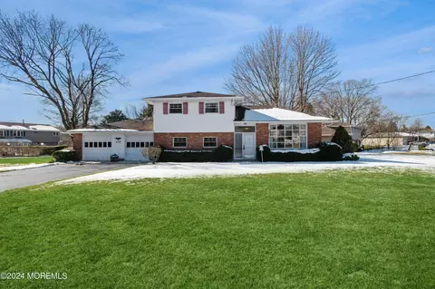 135 Wynnewood Dr, Freehold, NJ 07728