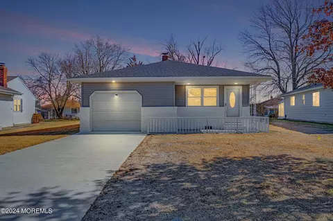 4 Goyave St, Toms River, NJ 08757