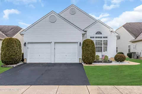 5 Valencia Dr, Manchester, NJ 08759