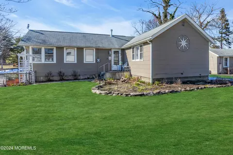 53 Holmes Pl, North Middletown, NJ 07748
