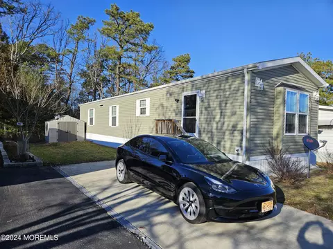 50 Fox St, Manchester, NJ 08759