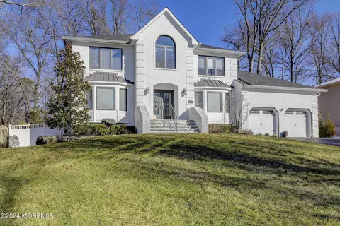 10 Cambridge Ct, Manalapan, NJ 07726