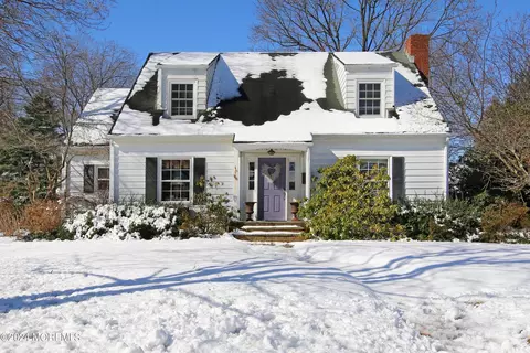 186 12th St, Belford, NJ 07718