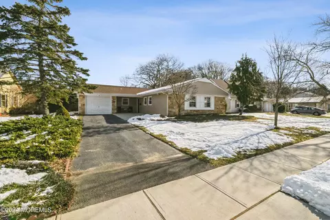 40 Courtland Ln, Aberdeen, NJ 07747