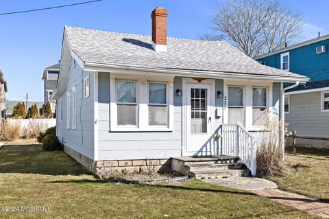 229 W 21st St, Ship Bottom, NJ 08008