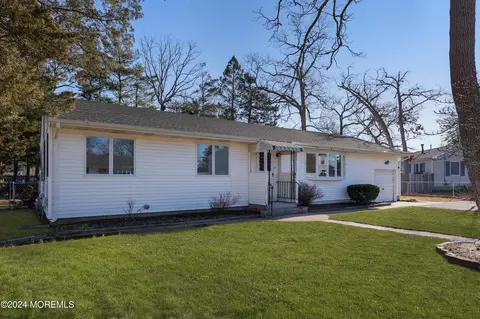 7 Center Pl, Toms River, NJ 08753