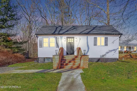 6 Willow Ave, Farmingdale, NJ 07727