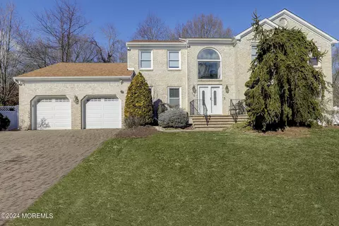 15 Crest Dr, Marlboro, NJ 07746