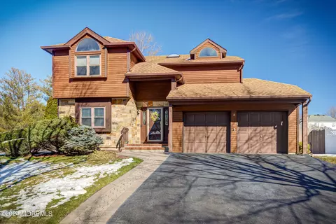 5 Cherry Creek Dr, Matawan, NJ 07747