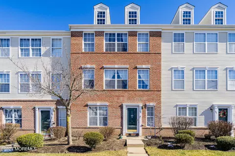 105 Pointe Of Woods Dr #525, Parlin, NJ 08859
