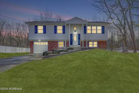 17 Bunker Hill Dr, Manalapan, NJ 07726