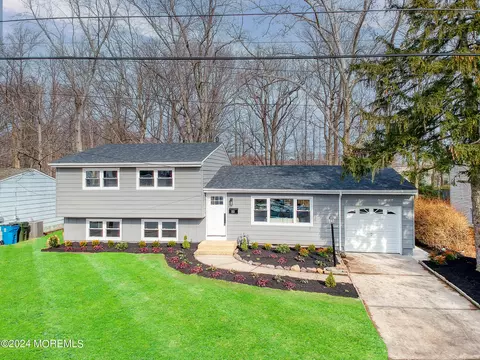 60 Annapolis Dr, Hazlet, NJ 07730