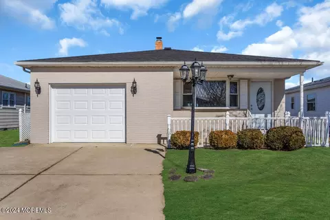 24 Eldorado St, Toms River, NJ 08757