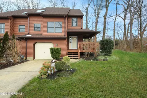 1 Pape Dr, Atlantic Highlands, NJ 07716