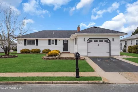 13 Tivoli St, Toms River, NJ 08757