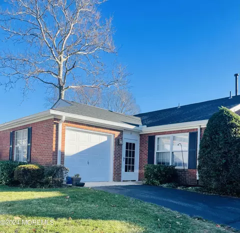 11 Dogwood Ct, Spring Lake Heights, NJ 07762
