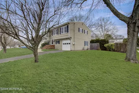 2 Fairview Dr, Middletown, NJ 07748