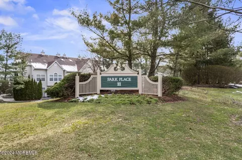 37 Phoenix Ct, Tinton Falls, NJ 07712