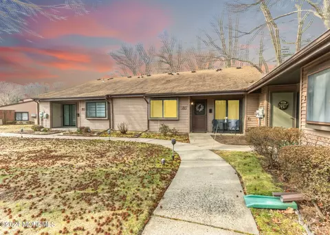 31 Manchester Ct, Red Bank, NJ 07701