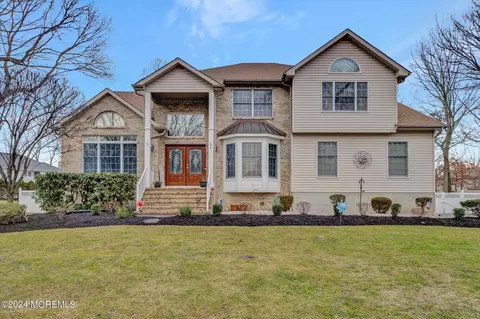 4 Joyce Ct, Manalapan, NJ 07726