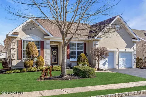 33 Pond View Cir, Barnegat, NJ 08005