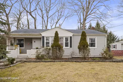 3 Phoenix Pkwy, Oakhurst, NJ 07755