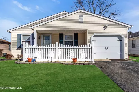8 Lumsden St, Toms River, NJ 08757