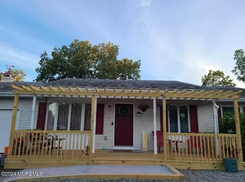 107 Oakwood Pl, Forked River, NJ 08731