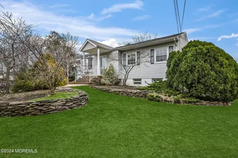 7 Kentucky Dr, Hazlet, NJ 07730