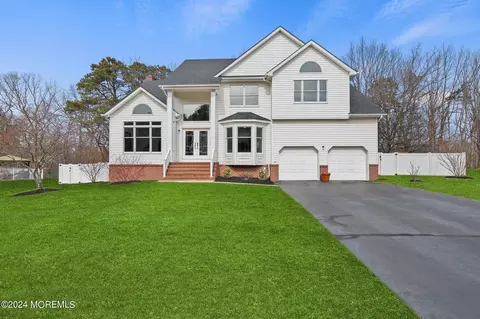 26 Denise Ct, Manalapan, NJ 07726