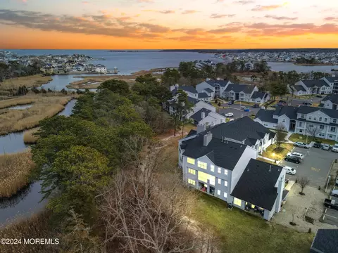 620 Waters Edge Dr, Toms River, NJ 08753