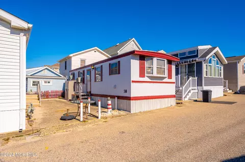 38 E Brighton Ave, Lavallette, NJ 08735