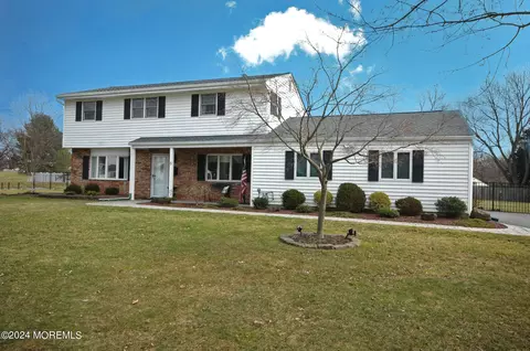 6 Heather Ln, Middletown, NJ 07748